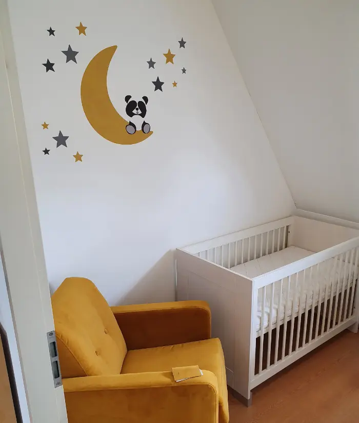 Okergele babykamer en panda op maan behang sticker